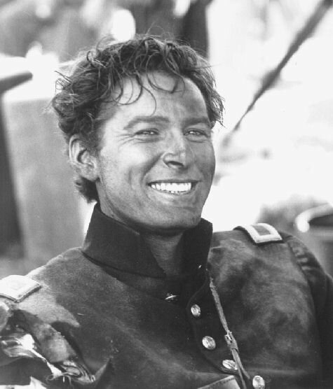 Errol Flynn sweats out a battle shoot - 39kb